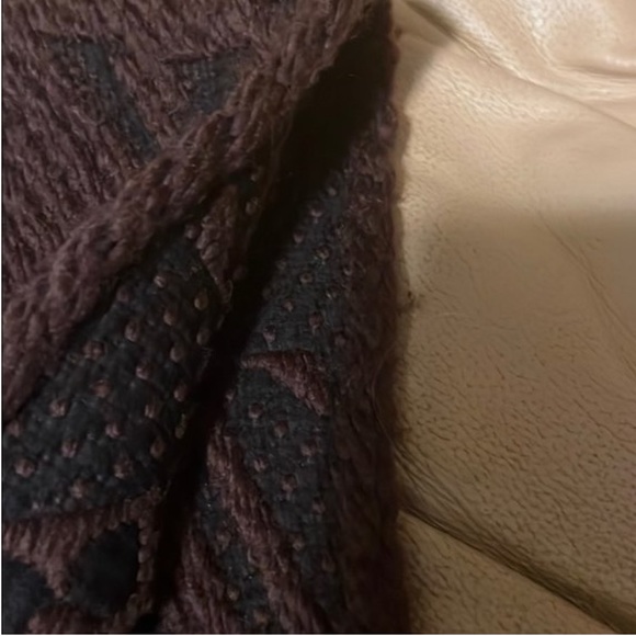 Louis Vuitton LOGOMANIA SCARF - Picture 5 of 7